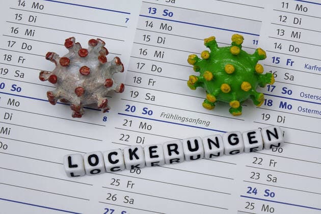 Kalender und Lockerungen Kalender und Lockerungen, 20.02.2022, Borkwalde, Brandenburg, Auf einem Kalender befinden sich der Schriftzug Lockerungen und Corona-Modelle.