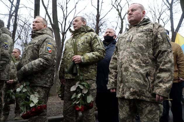 KYIV, UKRAINE - FEBRUARY 19, 2022 - Commander of the Army of the Armed Forces of Ukraine Col Gen Oleksandr Syrskyi (L) attends the commemorative event for the Debaltseve defenders in Askold s Grave Park, Kyiv, capital of Ukraine. The Battle of Debaltseve took place on January 14 - February 20, 2015, between Ukrainian troops and pro-Russian separatist forces for Debaltseve, a city in Donetsk Region with vital transport hub. Remembrance event for Debaltseve defenders in Kyiv  Copyright: xYuliiaxOvsiannikovax