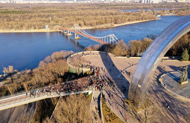 KYIV, UKRAINE - FEBRUARY 22, 2022 - Musicians of the Okean Elzy rock band hold their impromptu open-air concert on the pedestrian and cycling bridge across Volodymyrskyi Descent near the Peoples Friendship Arch, Kyiv, capital of Ukraine. Impromptu concert of Okean Elzy in Kyiv  Copyright: xYevhenxLiubimovx