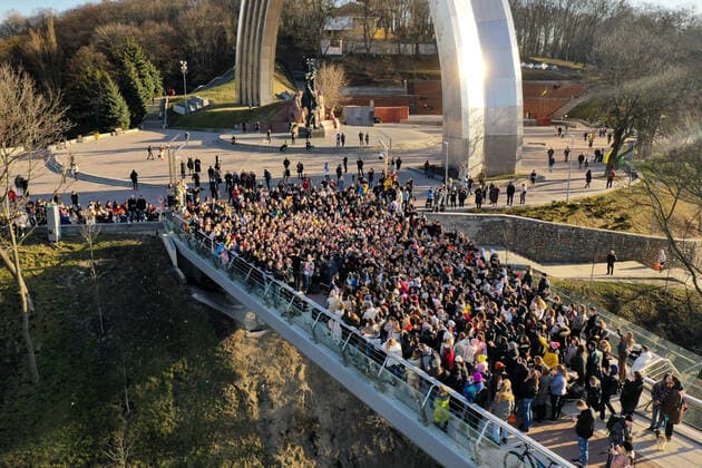 Entertainment Bilder des Tages KYIV, UKRAINE - FEBRUARY 22, 2022 - Musicians of the Okean Elzy rock band hold their impromptu open-air concert on the pedestrian and cycling bridge across Volodymyrskyi Descent near the Peoples Friendship Arch, Kyiv, capital of Ukraine. Impromptu concert of Okean Elzy in Kyiv  Copyright: xYevhenxLiubimovx
