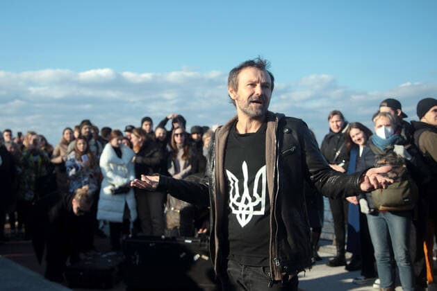 KYIV, UKRAINE - FEBRUARY 22, 2022 - Lead vocalist Sviatoslav Vakarchuk is pictured during an impromptu open-air concert of the Okean Elzy rock band on the pedestrian and cycling bridge across Volodymyrskyi Descent, Kyiv, capital of Ukraine. Impromptu concert of Okean Elzy in Kyiv  Copyright: xYevhenxLiubimovx
