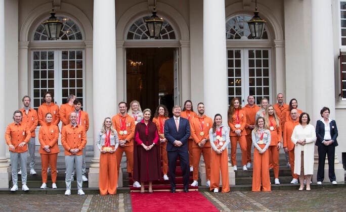 Bilder des Jahres 2022, Entertainment 02 Februar Entertainment Themen der Woche KW08 Entertainment Bilder des Tages 22-02-2022 The Hague King Willem-Alexander and Queen Maxima with the medal winners of the 2022 Winter Olympics in Beijing 2022 at Noordeinde Palace in The Hague. Irene Schouten, Suzanne Schulting and Ireen Wust, Thomas Krol and Kjeld Nuis,Suzanne Schulting, Xandra Velzeboer, Selma Poutsma and Yara van Kerkhof, Patrick Roest, Jutta Leerdam, Antoinette de Jong Kimberley Bos and Marijke Groenewoud Â  Copyright: xPPEx