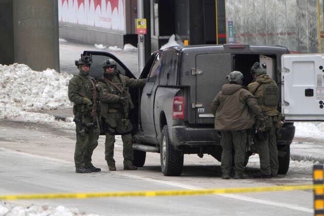 February 22, 2022, Ottawa, ON, Canada: A police tactical team deploys outside the Rideau Centre in Ottawa on Tuesday, Feb. 22, 2022. Ottawa s largest mall has been evacuated and a suspect has been arrested with a possible weapon, on the first day the mall has been open since protests forced stores to shut down late last month. Ottawa Canada  - ZUMAc35_ 20220222_zaf_c35_033 Copyright: xAdrianxWyldx