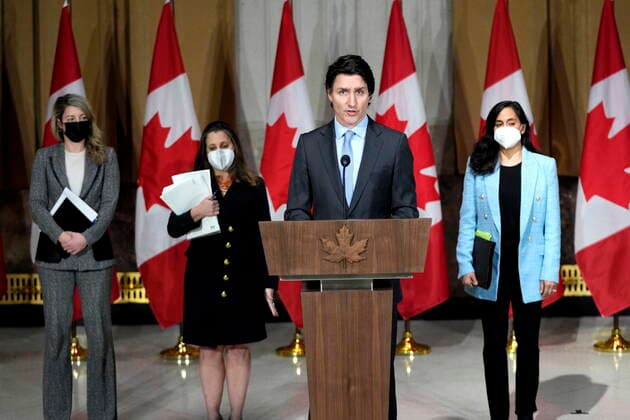 Kanada, PK mit Justin Trudeau in Ottawa zum zum Ukraine-Konflikt February 22, 2022, Ottawa, ON, CAN: Prime Minister Justin Trudeau is joined by Minister of Foreign Affairs Melanie Joly, left, Deputy Prime Minister and Minister of Finance Chrystia Freeland, and Minister of National Defence Anita Anand, right, as he speaks during a media availability on the situation in Ukraine, in Ottawa, on Tuesday, Feb. 22, 2022. Ottawa CAN - ZUMAc35_ 20220222_zaf_c35_102 Copyright: xJustinxTangx