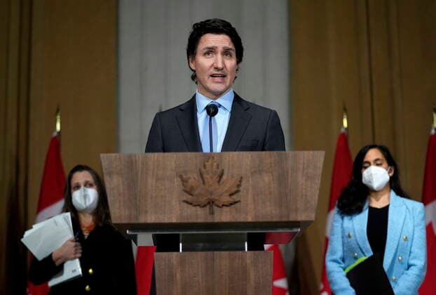 Kanada, PK mit Justin Trudeau in Ottawa zum zum Ukraine-Konflikt February 22, 2022, Ottawa, ON, CAN: Prime Minister Justin Trudeau is joined by Deputy Prime Minister and Minister of Finance Chrystia Freeland, left, Minister of National Defence Anita Anand, right, and Minister of Foreign Affairs Melanie Joly, not shown, as he speaks during a media availability on the situation in Ukraine, in Ottawa, on Tuesday, Feb. 22, 2022. Ottawa CAN - ZUMAc35_ 20220222_zaf_c35_104 Copyright: xJustinxTangx
