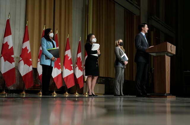 Kanada, PK mit Justin Trudeau in Ottawa zum zum Ukraine-Konflikt February 22, 2022, Ottawa, ON, CAN: Prime Minister Justin Trudeau is joined by Minister of National Defence Anita Anand, Deputy Prime Minister and Minister of Finance Chrystia Freeland, and Minister of Foreign Affairs Melanie Joly as he speaks during a media availability on the situation in Ukraine, in Ottawa, on Tuesday, Feb. 22, 2022. Ottawa CAN - ZUMAc35_ 20220222_zaf_c35_106 Copyright: xJustinxTangx