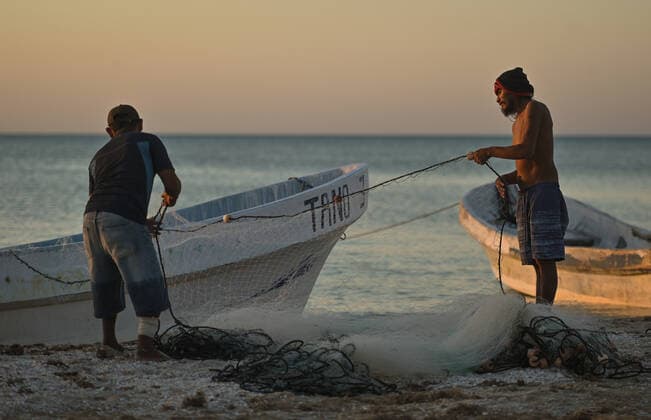 Daily Life In Celestun During The Covid-19 Pandemic Local fishermen prepare fishing boats at the beach in Celestun. On Tuesday, February 22, 2022, in Celestun, Yucatan, Mexico. Celestun Mexico  Copyright: xArturxWidakx originalFilename: widak-dailylif220222_npYBK.jpg