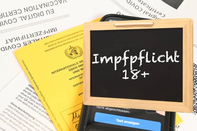 Stock- und Symbolbilder I 22.02.2022 Für eine Impfpflicht in Deutschland und Europa. Impfpflicht ist wichtig. Impfpflicht für Pflegeberufe und Beamte, Pflegeberuf Impfpflicht für alle. Recht auf körperliche Unversehrtheit. Verstoß gegen das Grundgesetz. Artikel 3 - Recht auf Unversehrtheit. Artikel 3 des Grundgesetzes. Jeder Mensch hat das Recht auf körperliche und geistige Unversehrtheit. Ja zur Impfpflicht, Pro-Impfpflicht. Höhere Impfquote durch Novavax? Hamburg Studio Hamburg Deutschland Copyright: xLobeca FelixxSchlikisx