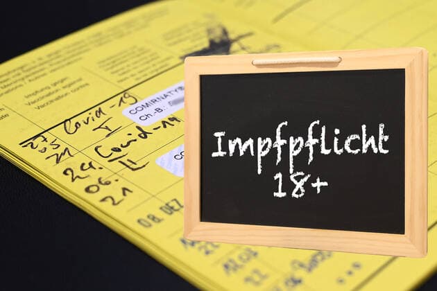 Stock- und Symbolbilder I 22.02.2022 Für eine Impfpflicht in Deutschland und Europa. Impfpflicht ist wichtig. Impfpflicht für Pflegeberufe und Beamte, Pflegeberuf Impfpflicht für alle. Recht auf körperliche Unversehrtheit. Verstoß gegen das Grundgesetz. Artikel 3 - Recht auf Unversehrtheit. Artikel 3 des Grundgesetzes. Jeder Mensch hat das Recht auf körperliche und geistige Unversehrtheit. Ja zur Impfpflicht, Pro-Impfpflicht. Höhere Impfquote durch Novavax? Hamburg Studio Hamburg Deutschland Copyright: xLobeca FelixxSchlikisx