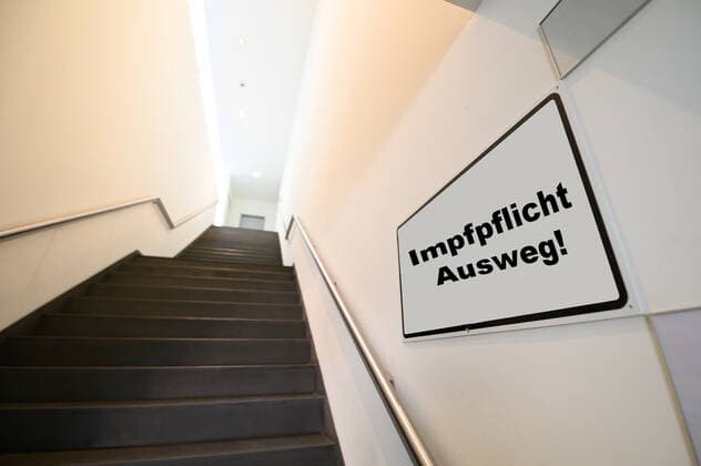 Stock- und Symbolbilder I 22.02.2022 Für eine Impfpflicht in Deutschland und Europa. Impfpflicht ist wichtig. Impfpflicht für Pflegeberufe und Beamte, Pflegeberuf Impfpflicht für alle. Recht auf körperliche Unversehrtheit. Verstoß gegen das Grundgesetz. Artikel 3 - Recht auf Unversehrtheit. Artikel 3 des Grundgesetzes. Jeder Mensch hat das Recht auf körperliche und geistige Unversehrtheit. Ja zur Impfpflicht, Pro-Impfpflicht. Höhere Impfquote durch Novavax? Hamburg Studio Hamburg Deutschland Copyright: xLobeca FelixxSchlikisx