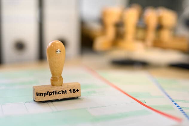 Stock- und Symbolbilder I 22.02.2022 Für eine Impfpflicht in Deutschland und Europa. Impfpflicht ist wichtig. Impfpflicht für Pflegeberufe und Beamte, Pflegeberuf Impfpflicht für alle. Recht auf körperliche Unversehrtheit. Verstoß gegen das Grundgesetz. Artikel 3 - Recht auf Unversehrtheit. Artikel 3 des Grundgesetzes. Jeder Mensch hat das Recht auf körperliche und geistige Unversehrtheit. Ja zur Impfpflicht, Pro-Impfpflicht. Höhere Impfquote durch Novavax? Hamburg Studio Hamburg Deutschland Copyright: xLobeca FelixxSchlikisx