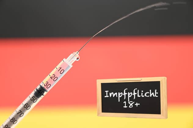 Stock- und Symbolbilder I 22.02.2022 Für eine Impfpflicht in Deutschland und Europa. Impfpflicht ist wichtig. Impfpflicht für Pflegeberufe und Beamte, Pflegeberuf Impfpflicht für alle. Recht auf körperliche Unversehrtheit. Verstoß gegen das Grundgesetz. Artikel 3 - Recht auf Unversehrtheit. Artikel 3 des Grundgesetzes. Jeder Mensch hat das Recht auf körperliche und geistige Unversehrtheit. Ja zur Impfpflicht, Pro-Impfpflicht. Höhere Impfquote durch Novavax? Hamburg Studio Hamburg Deutschland Copyright: xLobeca FelixxSchlikisx