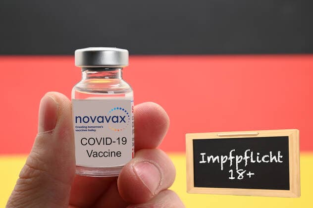 Stock- und Symbolbilder I 22.02.2022 Für eine Impfpflicht in Deutschland und Europa. Impfpflicht ist wichtig. Impfpflicht für Pflegeberufe und Beamte, Pflegeberuf Impfpflicht für alle. Recht auf körperliche Unversehrtheit. Verstoß gegen das Grundgesetz. Artikel 3 - Recht auf Unversehrtheit. Artikel 3 des Grundgesetzes. Jeder Mensch hat das Recht auf körperliche und geistige Unversehrtheit. Ja zur Impfpflicht, Pro-Impfpflicht. Höhere Impfquote durch Novavax? Hamburg Studio Hamburg Deutschland Copyright: xLobeca FelixxSchlikisx
