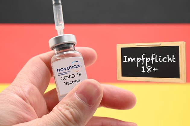 Stock- und Symbolbilder I 22.02.2022 Für eine Impfpflicht in Deutschland und Europa. Impfpflicht ist wichtig. Impfpflicht für Pflegeberufe und Beamte, Pflegeberuf Impfpflicht für alle. Recht auf körperliche Unversehrtheit. Verstoß gegen das Grundgesetz. Artikel 3 - Recht auf Unversehrtheit. Artikel 3 des Grundgesetzes. Jeder Mensch hat das Recht auf körperliche und geistige Unversehrtheit. Ja zur Impfpflicht, Pro-Impfpflicht. Höhere Impfquote durch Novavax? Hamburg Studio Hamburg Deutschland Copyright: xLobeca FelixxSchlikisx
