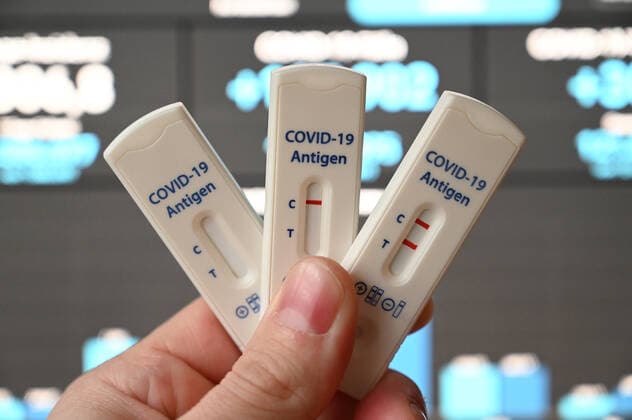 Stock- und Symbolbilder I 22.02.2022 Thema: Coronatest, Corona-Test, Corona Test, Antigen-Test. Hamburg Neugraben Hamburg Deutschland Copyright: xLobeca FelixxSchlikisx