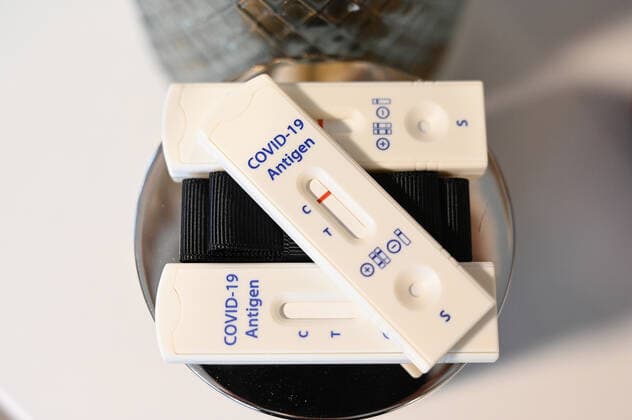 Stock- und Symbolbilder I 22.02.2022 Thema: Coronatest, Corona-Test, Corona Test, Antigen-Test. Hamburg Neugraben Hamburg Deutschland Copyright: xLobeca FelixxSchlikisx