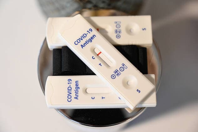 Stock- und Symbolbilder I 22.02.2022 Thema: Coronatest, Corona-Test, Corona Test, Antigen-Test. Hamburg Neugraben Hamburg Deutschland Copyright: xLobeca FelixxSchlikisx
