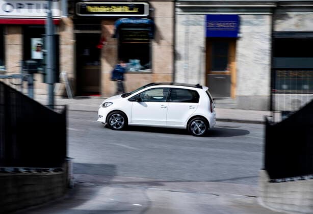 A car driving on a city stree, Skoda Citigo-e IV SÖDERTÄLJE SWEDEN x10050x *** A car driving on a city street, Skoda Citigo e IV SÖDERTÄLJE SWEDEN x10050x,  Copyright: xPontusxLundahl TTx SKODA CITIGO-E