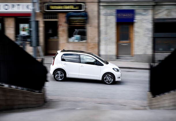 A car driving on a city street, Skoda Citigo-e IV SÖDERTÄLJE SWEDEN x10050x *** A car driving on a city street, Skoda Citigo e IV SÖDERTÄLJE SWEDEN x10050x,  Copyright: xPontusxLundahl TTx SKODA CITIGO-E