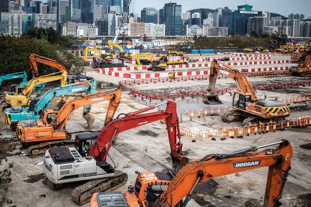 Coronavirus in China, Eindrücke aus Hongkong February 23, 2022, Hong Kong, Hong Kong: Construction vehicles prepare the foundation for the Kai Tak Cruise Terminal quarantine construction site. .New community quarantine centres are being built across Hong Kong to accommodate the growing number of people testing positive for COVID-19. With a policy to isolate, treat, and, if needed, hospitalize all COVID-19 patients as well as close contacts, the Hong Kong government is creating upwards of 10,000 new spaces for isolation and treatment. Hong Kong Hong Kong - ZUMAs197 20220223_zaa_s197_054 Copyright: xBenxMaransx