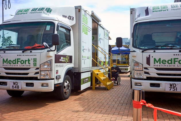 Coronavirus in China, Eindrücke aus Hongkong February 23, 2022, Hong Kong, China: A man is waiting to be tested at sample collection station vans for Covid-19 in Hong Kong s Central district..Hong Kong is facing the 5th wave of Covid-19 and it s the worst since the start of the epidemic with more than 6,000 daily cases. Hong Kong China - ZUMAs197 20220223_zaa_s197_062 Copyright: xEmmanuelxSernax
