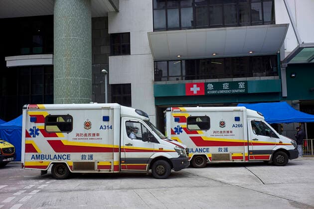 Coronavirus in China, Eindrücke aus Hongkong February 23, 2022, Hong Kong, China: View of ambulances lining up at Sham Shui Po district Medical Care Center as Hong Kong grapples with its worst wave of coronavirus..Hong Kong is facing the 5th wave of Covid-19 and it s the worst since the start of the epidemic with more than 6,000 daily cases. Hong Kong China - ZUMAs197 20220223_zaa_s197_075 Copyright: xEmmanuelxSernax