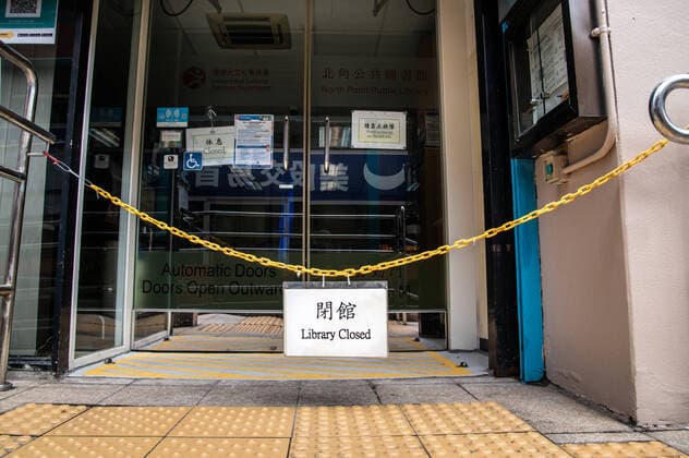 Coronavirus in China, Eindrücke aus Hongkong February 23, 2022, Hong Kong, China: A sign seen on the North Point Public Library reading Library Closed . .With the sharp rise of COVID-19 cases in Hong Kong, the government has extended and strengthened social distancing rules, including the closing of public spaces such as libraries, sports facilities, and museums. Hong Kong China - ZUMAs197 20220223_zaa_s197_094 Copyright: xBenxMaransx