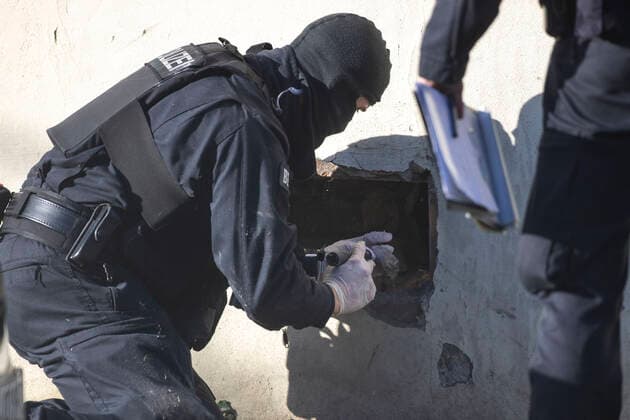 23.02.2022 , DU Duisburg , Razzia in mehreren Stadtteilen nach einem brutalen Raubüberfall auf einen Juwelier in Marxloh am 11.10.2021. In einem Hohlraum einer Mauer des Hauses an der Friedrich-Ebert-Straße in Laar finden die Beamten ein Versteck und holen dort Tütchen mit bislang unbekanntem Inhalt heraus. *** 23 02 2022 , DU Duisburg , raid in several neighborhoods after a brutal robbery of a jeweler in Marxloh on 11 10 2021 In a cavity of a wall of the house on Friedrich Ebert Street in Laar, officials find a hiding place and take out there bags with as yet unknown contents