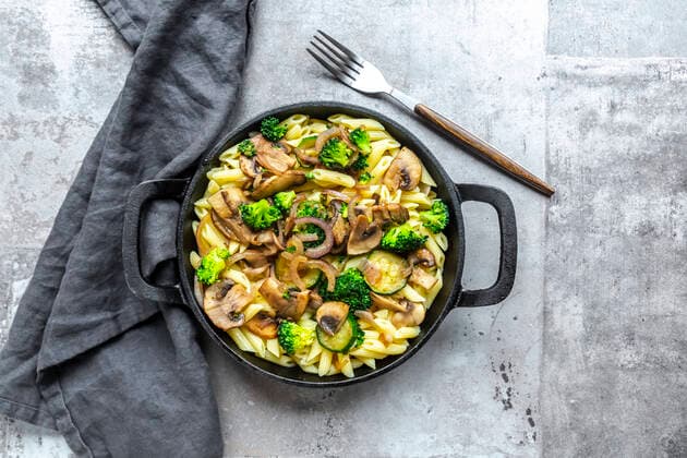 Penne pasta with mushrooms, broccoli, zucchini and onion, SARF04676