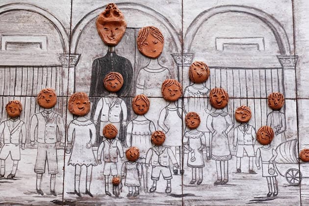 22.07.2021, Perugia, Umbrien, ITA - Street-Art: Bild einer Grossfamilie an einer Hauswand. (aussen, Aussenaufnahme, bemalt, Bemalung, Europa, europaeisch, Familie, Figuren, Frau, gemalt, Gesellschaft, Grossfamilie, Hauswand, Italien, italienisch, Kinder, Kinderschar, kuenstlerisch, Kunst, Malerei, Mann, Mauer, Mauerwerk, niemand, Perugia, QF, Querformat, Sippe, Stadt, Street-Art, Streetart, Suedeuropa, Toepferkunst, Umbrien, viele, Wand, Zeichnung) 210722D703PERUGIA.JPG *** 22 07 2021, Perugia, Umbria, ITA street art image of an extended family on a house wall outside, exterior, painted, painting, Europe, european, family, figures, woman, painted, society, extended family, house wall, Italy, italian, children, artistic, art, painting, man,