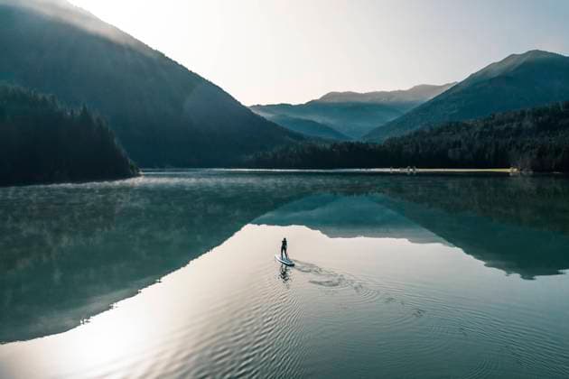 IMAGO Creative: Reflexionen - Natur Woman paddleboarding on Sylvenstein lake, Bad Tolz, Bavaria, Germany model released, Lenggries Bayern Deutschland Fall WFF00600