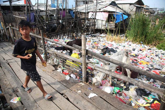 IMAGO Nature: Unsere Erde, Umweltverträgliche Herausforderungen, Plastikmüll Indonesia: Fisherman s Village Surrounded by Piles of Garbage Hundreds of houses located in densely populated areas in the Kalibaru area, Cilincing, North Jakarta, Indonesia are surrounded by piles of garbage. The pile of garbage is dominated by household waste, the majority of which are plastic waste, which covers the surface of the sea water and looks like a sea of garbage and pollutes the environment in the area. This is exacerbated by the number of residents who still throw garbage around the location. Jakarta Jakarta Capital Special Region Indonesia Copyright: KuncoroxWidyoxRumpoko