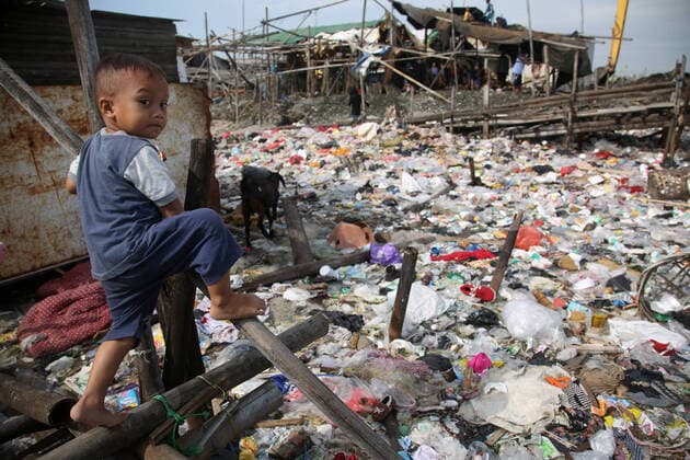 IMAGO Nature: Unsere Erde, Umweltverträgliche Herausforderungen, Plastikmüll Indonesia: Fisherman s Village Surrounded by Piles of Garbage Hundreds of houses located in densely populated areas in the Kalibaru area, Cilincing, North Jakarta, Indonesia are surrounded by piles of garbage. The pile of garbage is dominated by household waste, the majority of which are plastic waste, which covers the surface of the sea water and looks like a sea of garbage and pollutes the environment in the area. This is exacerbated by the number of residents who still throw garbage around the location. Jakarta Jakarta Capital Special Region Indonesia Copyright: KuncoroxWidyoxRumpoko