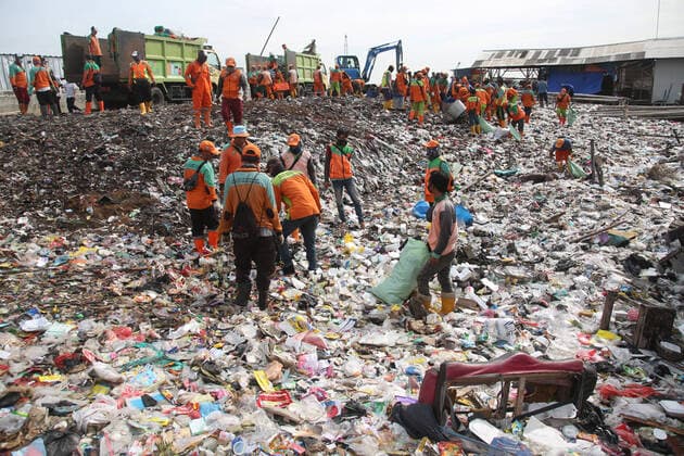 IMAGO Nature: Unsere Erde, Umweltverträgliche Herausforderungen, Plastikmüll Indonesia: Fisherman s Village Surrounded by Piles of Garbage Hundreds of houses located in densely populated areas in the Kalibaru area, Cilincing, North Jakarta, Indonesia are surrounded by piles of garbage. The pile of garbage is dominated by household waste, the majority of which are plastic waste, which covers the surface of the sea water and looks like a sea of garbage and pollutes the environment in the area. This is exacerbated by the number of residents who still throw garbage around the location. Jakarta Jakarta Capital Special Region Indonesia Copyright: KuncoroxWidyoxRumpoko