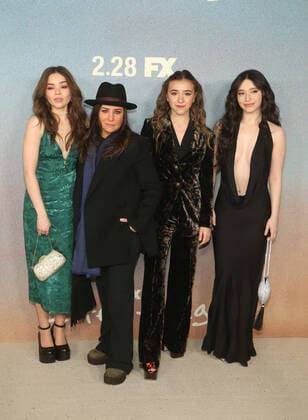 Bilder des Jahres 2022, Entertainment 02 Februar Entertainment Themen der Woche KW08 Entertainment Bilder des Tages LOS ANGELES, CA - FEBRUARY 23: Hannah Alligood, Pamela Adlon, Olivia Edward and Mikey Madison at FXÕs Better Things Final Season Celebration at Hollywood Forever Cemetery on February 23, 2022. Copyright: xFayexSadoux