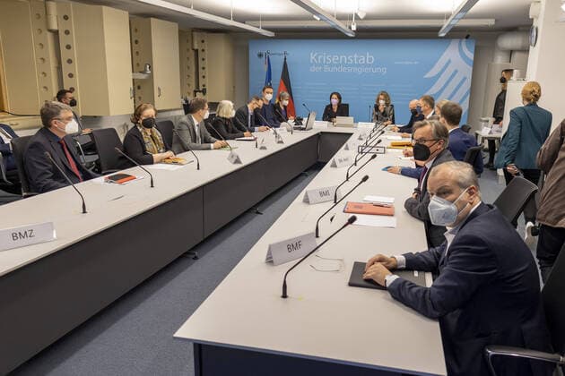 Bilder des Jahres 2022, News 02 Februar News Themen der Woche KW08 Annalena Baerbock (Buendnis 90 Die Gruenen), Bundesaussenministerin, besucht, nach dem Angriff Russlands auf die Ukraine, den Krisenstab des Auswaertigen Amts Berlin, 24.02.2022. Berlin Deutschland *** Annalena Baerbock Buendnis 90 Die Gruenen , German Foreign Minister, visits, after Russias attack on Ukraine, the crisis team of the Foreign Office Berlin, 24 02 2022 Berlin Germany Copyright: xThomasxImox