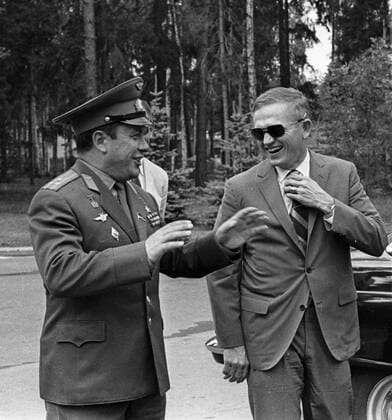COSMONAUT POPOVICH ASTRONAUT BORMAN 15571 05.07.1969 Pilot-Cosmonaut Pavel Popovich (left) with U.S. Astronaut Frank Borman. Alexander Mokletsov Sputnik Star City Moscow region Russia  Copyright: xAlexanderxMokletsovx