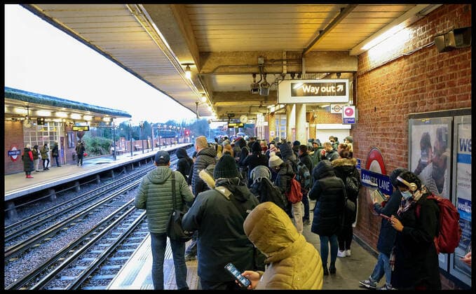 . 24 02 2022. London, United Kingdom. Covid Restrictions End. Transport for London end compulsory face covering rules as condition of travel.  xMartynxWheatleyx xi-Imagesx IIM-23124-0009