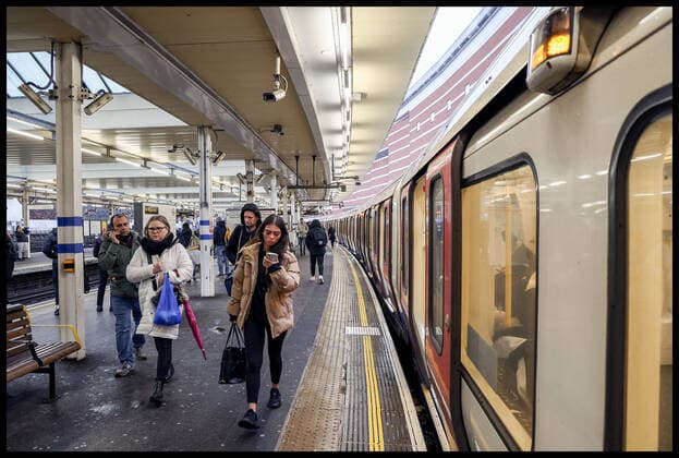 . 24 02 2022. London, United Kingdom. Covid Restrictions End. Transport for London end compulsory face covering rules as condition of travel.  xMartynxWheatleyx xi-Imagesx IIM-23124-0003