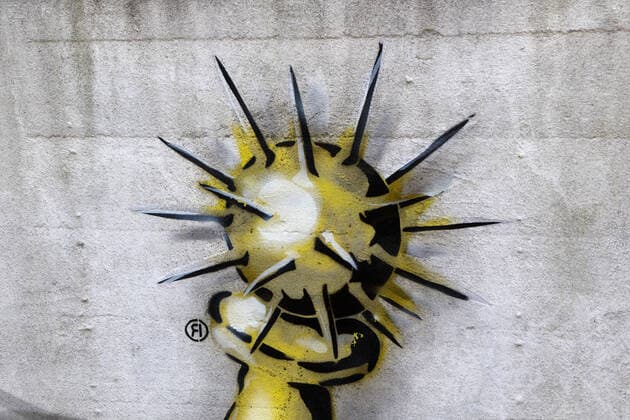 Symbol Coronavirus - Berlin, Deutschland, DEU, GER, 22.02.2022 - Berlin: Streetart an einer Betonmauer mit Schachfigur und aufgesetztem Corona-Symbol während der Corona-Pandemie. *** Symbol Coronavirus Berlin, Germany, DEU, GER, 22 02 2022 Berlin street art on a concrete wall with chess piece and Corona symbol on it during Corona pandemic