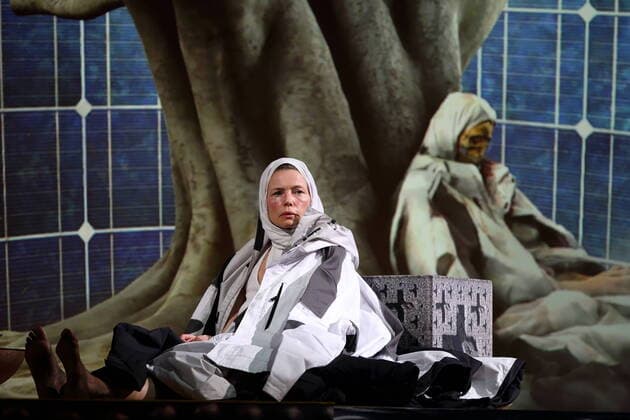 Bilder des Jahres 2022, Entertainment 02 Februar Entertainment Themen der Woche KW08 Suzan Boogaerdt (als Jessica) während der Fotoprobe für das Stück Jessica an Incarnation in der Volksbühne am Rosa-Luxemburg-Platz in Berlin, 23. Februar 2022. Von Susanne Kennedy und Markus Selg. Regie Susanne Kennedy. Bühne Markus Selg. Kostüme Andra Dumitrascu. Premiere ist am 24. Februar 2022. Volksbühne Berlin Jessica - an Incarnation *** Suzan Boogaerdt as Jessica during the photo rehearsal for the play Jessica an Incarnation at the Volksbühne am Rosa Luxemburg Platz in Berlin, 23 February 2022 By Susanne Kennedy and Markus Selg Directed by Susanne Kennedy Stage Markus Selg Costumes Andra Dumitrascu Premiere is 24 February 2022 Volksbühne Berlin Jessica an Incarnation