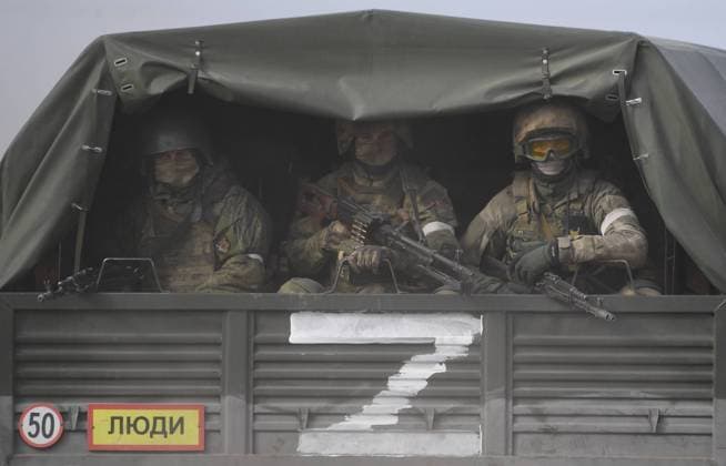 Russia Ukraine Military Operation 8125309 24.02.2022 Servicemen ride in the back of a military truck in Armyansk in the northern part of Crimea, Russia. On February 24 Russian President Vladimir Putin announced a military operation in Ukraine following recognition of independence of breakaway Donbas republics. Konstantin Mihalchevskiy Sputnik Armyansk Republic of Crimea Russia  Copyright: xKonstantinxMihalchevskiyx
