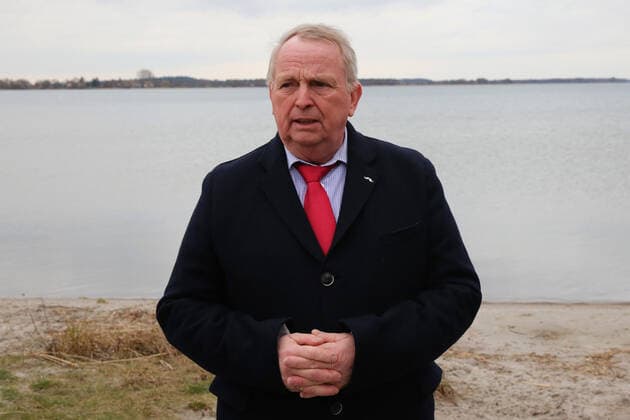 Der Landwirtschaftsminister des Landes Mecklenburg Vorpommern Dr. Till Backhaus besichtigt am Donnerstag (24.02.2022) zusammen mit dem örtlichen Bürgermeister Wolf-Dieter Ringguth den Mili-Strand der Gemeinde Rechlin (Mecklenburgische Seenplatte). Anschließend unterzeichnen beide Politiker eine Nachsorge-Vereinbarung für den Strandabschnitt. Dieser war bis von kurzem durch Giftmüll belastet und wurde in den zurückliegenden Wochen saniert und gereinigt. Von 1935 an hieß Rechlin offiziell Erprobungsstelle der Luftwaffe . Dabei wurden im Ort alle Vorserienmaschinen, Ausrüstungsgegenstände und Flugtechnischen Geräte getestet. Man geht davon aus, dass aus dieser Zeit auch die Verunreinigungen in Form von Schwerölklumpen stammen. *** The Minist