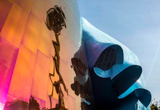  IMAGO Creative: Dichotomien, Reflexionen - Architektur  Gewellte farbige Außenfassade des Museum of Pop Culture, MoPOP, Detail, SPace Needle spiegelt sich in Fassade, Architekt Frank Gehry, Seattle, Washington, USA, Nordamerika *** Corrugated colored exterior facade of Museum of Pop Culture, MoPOP, detail, SPace Needle reflected in facade, architect Frank Gehry, Seattle, Washington, USA, North America. Copyright: imageBROKER/MaraxBrandl ibxmab08153227.jpg