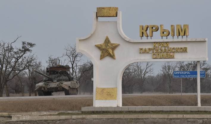 Russia Ukraine Military Operation 8125654 24.02.2022 A T-72 tank drives along a road at the Dzhankoy checkpoint in the northern part of Crimea, Russia. On February 24 Russian President Vladimir Putin announced a military operation in Ukraine following recognition of independence of breakaway Donbas republics. Konstantin Mihalchevskiy Sputnik Armyansk Republic of Crimea Russia  Copyright: xKonstantinxMihalchevskiyx