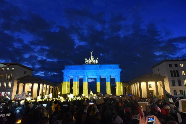 Bilder des Jahres 2022, News 02 Februar News Themen der Woche KW08 News Bilder des Tages June 24, 2022, Berlin, Germany: Hundreds of protestors rallied at Brandeburg Gate in Berlin to protest Russia s invasion of the Ukraine. Berlin Germany - ZUMAu22_ 20220624_zap_u22_018 Copyright: xSeanxSmudax