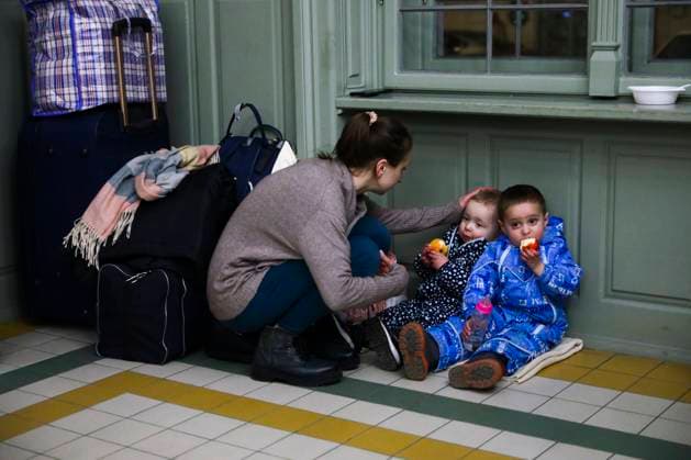 News Bilder des Tages People Arrive In Poland After Fleeing Ukraine A mother with children is resting in a temporary shelter inside a building of the railway station after arriving on a train from Kiev in Ukraine to Przemysl, Poland on February 24, 2022. Russian invasion on Ukraine can cause a mass exodus of refugees to Poland. Przemysl Poland  Copyright: xBeataxZawrzelx originalFilename: zawrzel-peoplear220224_npE5N.jpg