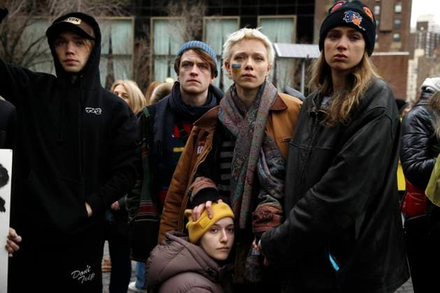 News Bilder des Tages Pro-Ukarine Rally In New York City Supporters of the Ukraine listen to President Joe Biden™s speech over the loud speakers during the Stand With Ukraine Rally before their march from the United Nations to the Russian Embassy on February, 24, 2022 in New York City. Ukrainians, Poles and Belorussians show their support for Ukraine at a rally against the Russian invasion of Ukarine. NEW YORK city NY United States  Copyright: xJohnxLamparskix originalFilename: lamparski-proukari220224_npE1M.jpg