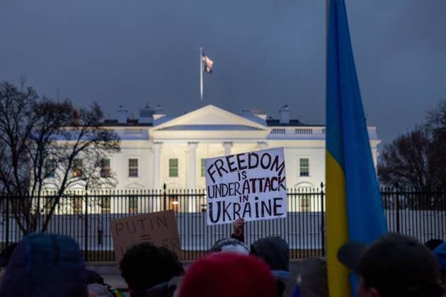 News Bilder des Tages Hundreds attend rally against Russian invasion of Ukraine in Washington, DC A sign states that freedom is under attack in Ukraine during a rally for Ukraine. Hundreds of people protested following Russia™s overnight invasion of Ukraine to demand sanctions on Russia and military assistance for Ukraine. The event was sponsored by United Help Ukraine, a U.S.-based assistance and advocacy organization. Washington DC United States  Copyright: xAllisonxBaileyx originalFilename: bailey-hundreds220224_npqlF.jpg