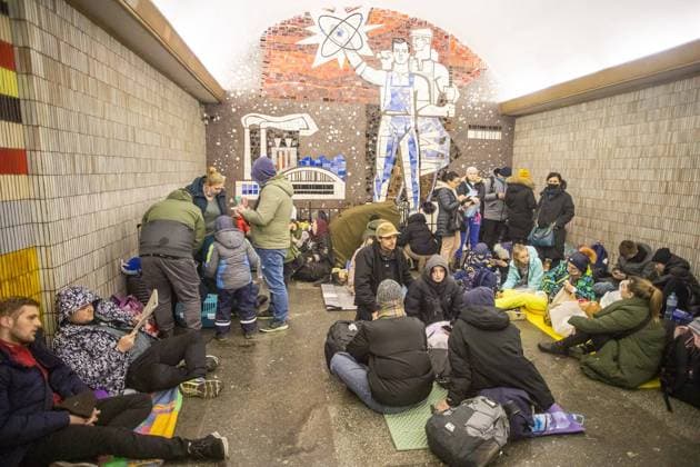 Ukraine-Krieg, Jahrestag der Invasion, Chronologie der Ereignisse, Archivbilder Bilder des Jahres 2022, News 02 Februar News Themen der Woche KW08 Ukrainians rest in the Kyiv subway, using it as a bomb shelter in Kyiv, Ukraine, Thursday, February 24, 2022. Russia has launched a full-scale invasion of Ukraine, unleashing airstrikes on cities and military bases.  KYV2022022401 OLEKSANDRxKHOMENKO